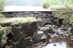 Demningen med utløpet av Jegersborgbekken. Foto: Erlend Bjørtveit (2013).