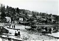 Jektebygging i Eggebogen på 1870-tallet. Båtbygger Ovesen sitter i forkant med to barn. I bakgrunnen ses to jekter under bygging. Toppåret for jektbygging på Innherred var 1879. Oppe på åskammen ses hovedlåna på Egge gård og Egge kirke.