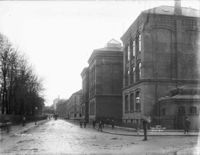 Jens Bjelkes gate med skolen. Vahls gate tar av foran til høyre. Foto: Anders Beer Wilse/Oslo Museum (1903).