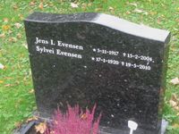 Jens Evensens gravminne på Asker kirkegård. Foto: Stig Rune Pedersen