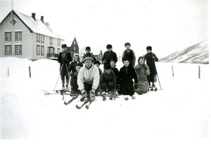 Jens sammen med skoleklasse på ski i Tranøy.jpg