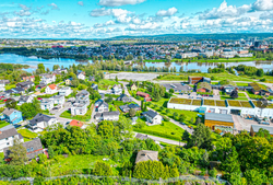 Kjeller sett fra drone over Jenseberget, Strømmen 2023.