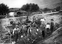 Jernbanen gjennom Gudbrandsdalen skapte mange nye arbeidsplasser for husmenn. Her arbeidslaget til Hans H. Kirketeigen i Kvam i Nord-Fron i juni 1896. Kilde: Maihaugens fotoarkiv.