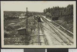 Strømmen stasjon. Elektrisk drift under montering, dvs foto tatt 1927 eller 1926. Et skiftelokomotiv forlater rangeringsområdet på vei til Lillestrøm etter dagens tørn. Nasjonalbiblioteket.