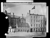Jernbanetorget før 1916. Det lave huset i midten er nr. 2, som er erstatta av Den Norske Amerikalinjes bygning. Foto: Narve Skarpmoen (1900–1916).