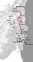 Kartet viser hvordan hovedstrekningene mellom Oslo og Trondheim kom på plass. Dobbel strek markerer strekninger som hadde smalsporet jernbane i første utbyggingsfase. Her står Rørosbanen ferdig i 1877. Skisse av Steinar Bunæs.
