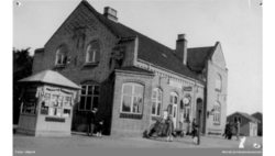 Jessheim stasjon, fra perioden 1925-1940. Foto: DigitaltMuseum, https://digitaltmuseum.no/
