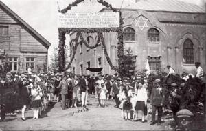 Jews welcoming Lithuanian President Antanas Smetona under a Lithuanian and Hebrew banner, Švėkšna.png
