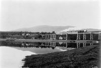 Minnesund bru sett fra sørøst 1909. DS Tordenskjold ved slippen til Mjøsbåtene. Kilde: Jernbanemuseet.