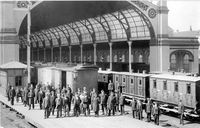Stasjonspersonalet utenfor Østbanehallen; kareter og godsvogner i og utenfor hallen 1898. Kilde: Jernbanemuseet