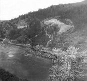 Bru over Nidelva ved Sluppen under bygging 1862.