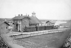 Damplokomotiv type I med persontog på Elverum stasjon 1864. Ukjent/Jernbanemuseet