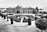 Stasjonsparken og Hamar stasjonsbygning fra bysiden 1930. Foto Jernbanemuseet.