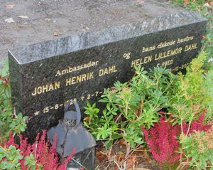 Johan Henrik Dahl gravminne Holmestrand.jpg