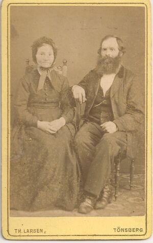 Johanne Cathrine Pedersdatter og Ingebreth Nielsen, fotograf Theodor Larsen, Tønsberg.jpg