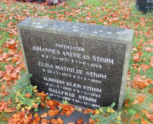 Johannes Andreas Strøm gravminne Holmestrand.jpg