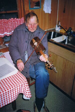 Johannes Berven spelar paa fjoelfela.jpg