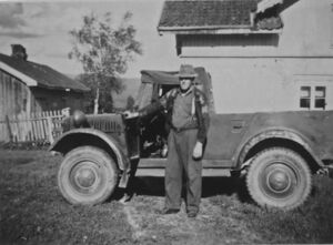 Johannes Homlebekk med sin Steyr jeep (oeb-215746a).jpg