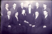 Johannes Skaalsveens 85-årsdag 19.12.1945 sammen med alle sine 10 barn. Foran, fra v.: Hans, Karine, Oline, Johannes, Alfred. Bak, fra v.: Othilie, Oscar, John, Signe, Thor, Nelly. Moren, Syverine Skaalsveen, døde 12 år tidligere. Privat bilde. Klikk for større bilde.