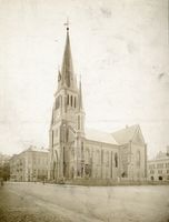 Kirken sett fra torget. Foto: Ukjent / Riksantikvaren