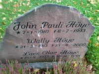 Gravsteinen til John og Wally Høye på Nordlia kirkegard. Foto: Jorun Vang (2008)