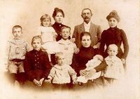 John og Ingeborg med barna. (Foto fra Eva L. Evertsen)