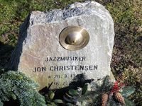 Cymbal på jazztrommeslagers gravminne på Vestre gravlund i Oslo. Foto: Stig Rune Pedersen