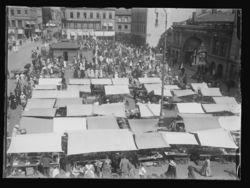 Torvdag på Youngstorget mellom 1899 og 1930. Bildet hentet fra Nasjonalbibliotekets bildesamling. Anmerkninger til bildet var: Påskrift arkivark: Jongstorvet. Foto Narve Skarpmoen.