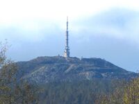 Jonsknuten, 904 moh, med fjernsyns- og radiotårn 92 meter høyt. Foto: Stig Rune Pedersen