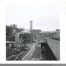 Byggingen samme sted i juli 1951: Scenehuset begynner å formes. Foto: Arbeiderbevegelsens arkiv og bibliotek (1951).