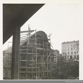 Byggingen i oktober 1951: Scenehuset. Bygården i bakgrunnen er Hølandsgata 30 fra 1898. Foto: Arbeiderbevegelsens arkiv og bibliotek (1951).