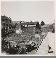 Tomta til Jordal Amfi, rett før byggestart i mai 1951. Hedmarksgata bak, den «nye» trappa til høyre er fra 1937 og er utgang fra tribunen i nordvestre hjørnet av Jordal idrettsplass. Foto: Arbeiderbevegelsens arkiv og bibliotek (1951).