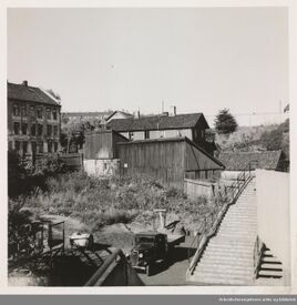Tomta rett før byggestart i mai 1951. Hedmarksgata bak, den «nye» trappa til høyre er fra 1937 og er utgang fra tribunen i nordvestre hjørnet av Jordal idrettsplass. Foto: Arbeiderbevegelsens arkiv og bibliotek (1951).