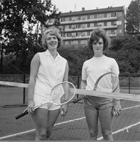 To kvinner som spiller tennis på tennisbanen nedenfor Hølandsgata. I bakgrunnen blokka i Hølandsgata 22, oppført 1937-1940. Foto: Leif Ørnelund/Oslo Museum (1965).