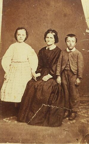 Josine Jensen født 1815 med to av barnaDC-260-79422E4323.jpg