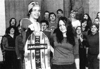 Korets julespill ble gjentatt i Kanebogen kirke før jul 2004. PR-sjef Jostein Breines og manusforfatter og musikalsk leder Maria Hansen Troøyen fronter de øvrige koristene. Foto: Ola Bruun.