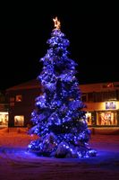 Juletreet på Torget på Sortland i desember 2008, med blå juletrelys. (Larl Laurits Olsen)