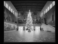 Juletre i Rådhushallen i Oslo rådhus, 1956. (Jac Brun)