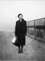 Julie Kværne skal hente melk og tar en stopp på Bråtebrua.