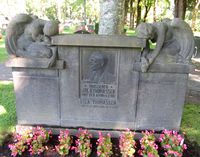 Monumental gravstein på Vestre gravlund i Oslo, omkr. 1919. Foto: Stig Rune Pedersen (2013).