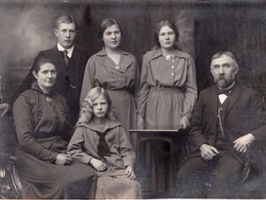 Julius Knutsen og familien.jpg