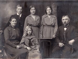 Julius Knutsen og familien: stående er Nils, Sigrid og Torny og sittende er foreldrene Bertine og Julius med yngste dattera Olaug mellom seg. Barna hadde Austtun til etternavn, mens foreldrene het Knutsen.