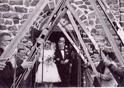 Løpere fra Strømmen og Lillestrøm Skiklubb dannet æresborg i Julius' bryllup.