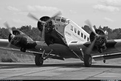 Tremotors Junkers 52 ble benyttet av både Lufthansa og Luftwaffe og andre.