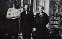 Maren Westli på besøk Fåberg 1955. Ingmann Mikkelsen, Johannes Wiger. Foto: Else Wiger
