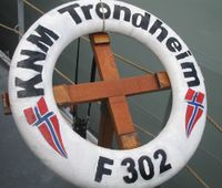 443. KNM Trondheim (F302) livbøye.jpg