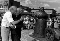 Avdukingen av Fea Bolt statuen. Thor Berggren (t.v.) og Odd Gleditsch sr. Foto: Sandefjords Blad.