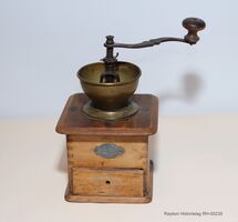 RØYKEN HISTORIELAGS SAMLING.. Kaffekvern fra Stokker gård i Røyken. (Foto: Røyken Historielag/Jens Smiseth)