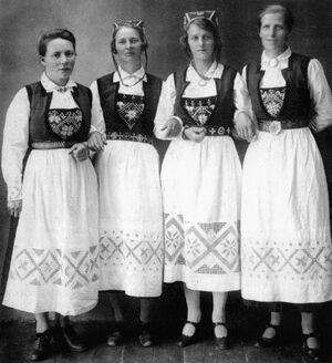 Kaja Larsen med venner.jpg