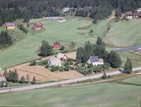 Kalaker bruk 9 i 1963 med hus, låve og dyrka mark rundt. Bruk 4 bak til venstre.